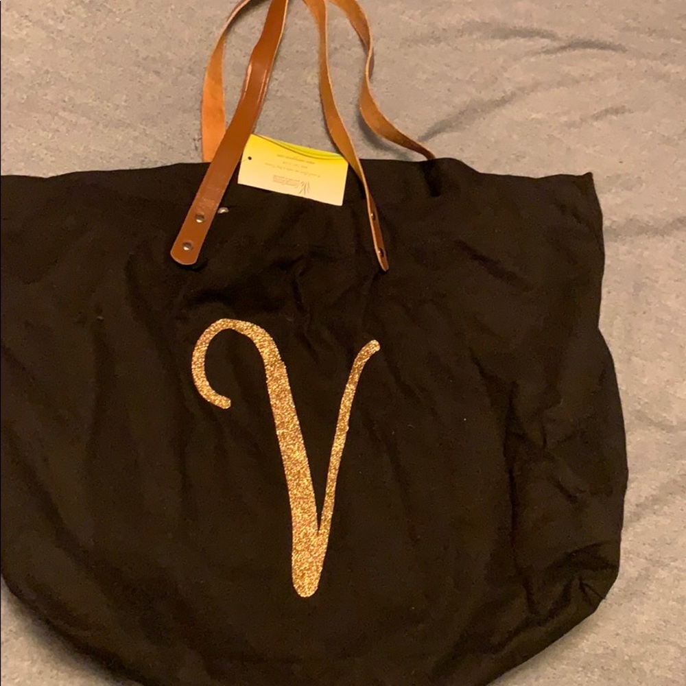 “V” tote